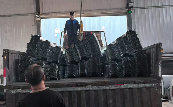 现代建筑中的高效结构选择——兴海楼承板的应用解析